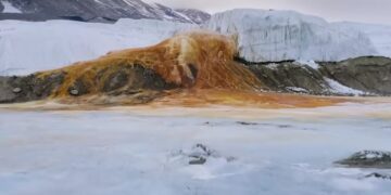 Крвавите водопади на Антарктикот кријат древен свет: Научниците открија екосистем изолиран повеќе од 1,5 милиони години