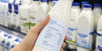 По случајот со млекото во Косово: Знаеме ли навистина што треба да провериме кога купуваме млеко?