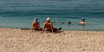 Дали треба веднаш да се истуширате по капење во море? Одговорот можеби ќе ве изненади