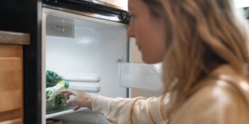 Неколку капки масло можат да спречат наталожување мраз во замрзнувачот – еве како функционира едноставниот трик