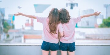 Жена роди две бебиња со различни биолошки родители: Реткиот случај заврши пред суд