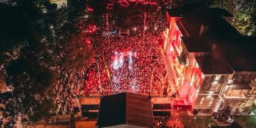 Битола блесна во знакот на Македонија: Спектаклот „Силно светнал ден“ ја исполни вечерта со песна и емоции