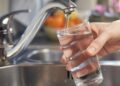 Топла вода наутро: Што навистина се случува со дигестивниот систем и дали е подобра од ладната?