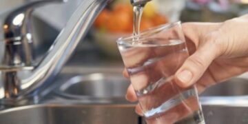Топла вода наутро: Што навистина се случува со дигестивниот систем и дали е подобра од ладната?