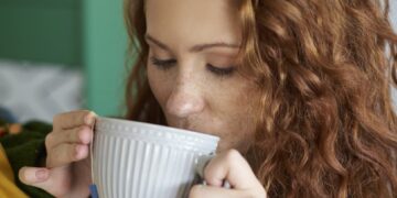 Се брои ли чајот како вода? Одговорот е „да“, но ова предупредување не треба да се игнорира