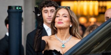 ФОТО | ВИДЕО Џенифер Лопез блесна во Милано: Носеше 800 дијаманти и редок турмалин од речиси 75 карати