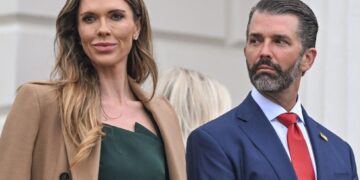 Новата госпоѓа Трамп привлекува сè поголемо внимание: Од Палм Бич до афера што стигна во Конгресот