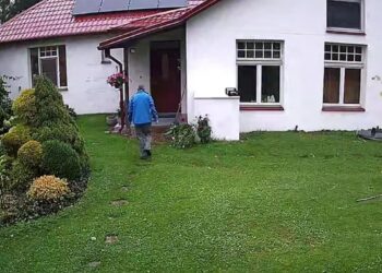 Го делеа само неколку секунди од трагедија: Влезе во куќата, а веднаш потоа….. (ВИДЕО)