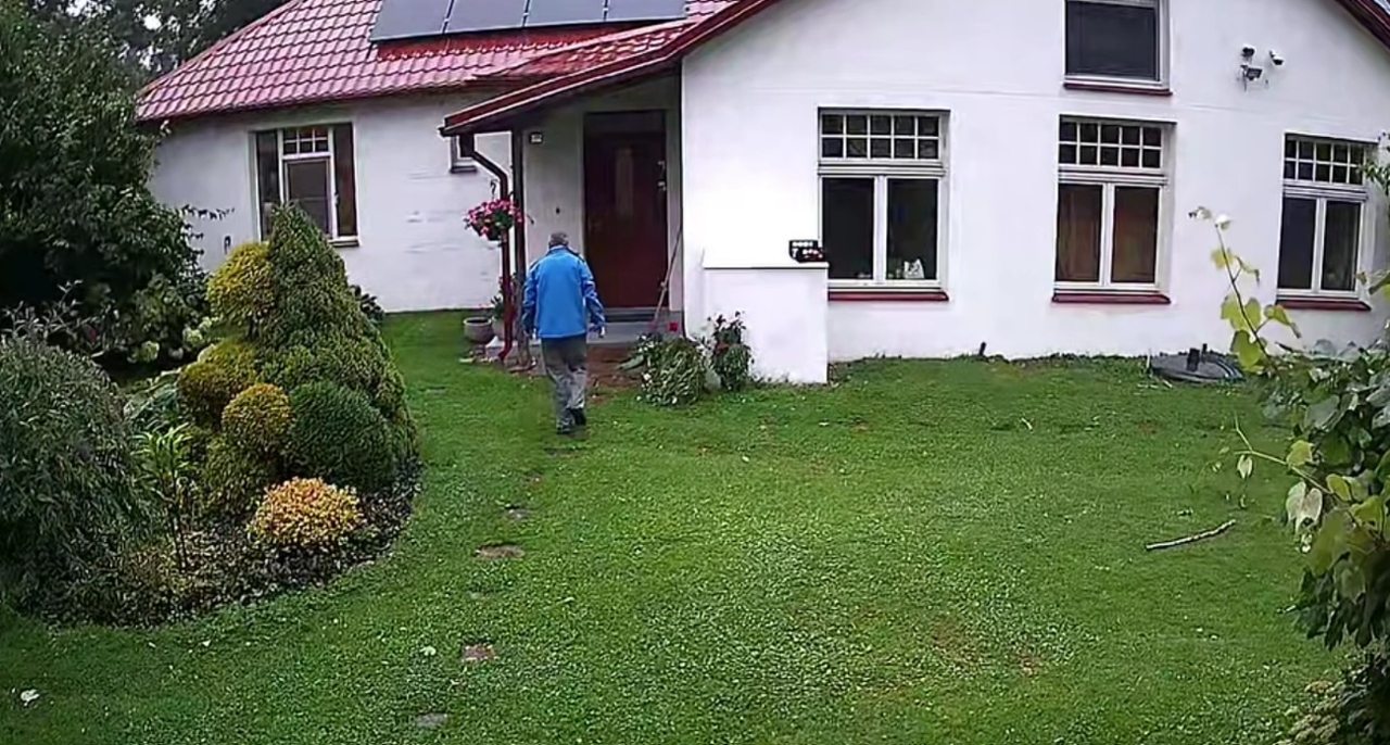 Го делеа само неколку секунди од трагедија: Влезе во куќата, а веднаш потоа….. (ВИДЕО)