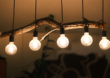 Класичното осветлување заминува во минатото: Овој тренд внесува топлина во домот особено во есен