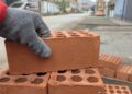 (ВИДЕО) Од обични цигли направи парче мебел што веднаш привлекува внимание: Едноставна идеја со индустриски изглед