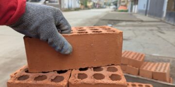 Од обични цигли направи парче мебел што веднаш привлекува внимание: Едноставна идеја со индустриски изглед