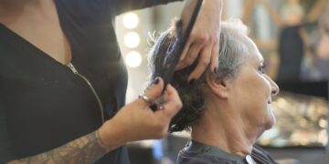 Сува и оштетена коса? Овие намирници и навики можат да помогнат да изгледа поздраво
