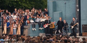 Пет децении U2: Од училишниот двор во Даблин до најголемите светски сцени