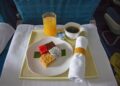 Зошто храната и пијалаците имаат поинаков вкус во авион? Причината не е само во оброкот