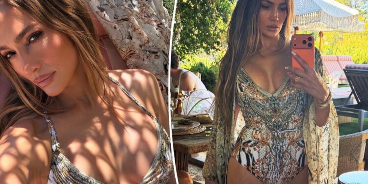 Џенифер Лопез блесна покрај базенот: И костимот за капење ѝ е украсен со кристали и мониста