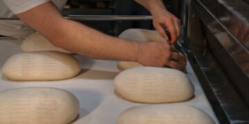 Кој леб да го изберете за појадок? ’Ржаниот од цели зрна е добар избор, но важно е и што ќе ставите покрај него