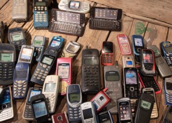 Не ги фрлајте старите мобилни телефони: iPhone од 2007 година беше продаден за повеќе од 190.000 долари