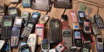 Не ги фрлајте старите мобилни телефони: iPhone од 2007 година беше продаден за повеќе од 190.000 долари