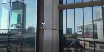 (ВИДЕО) Француски алпинист без заштитна опрема се искачи на Varso Tower – највисокиот облакодер во ЕУ