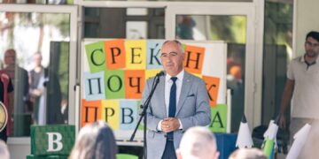 Коњановски им посака успешна учебна година на битолските првачиња