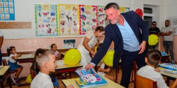 Тоневски им посака успешен почеток на учебната година на учениците во Пробиштип