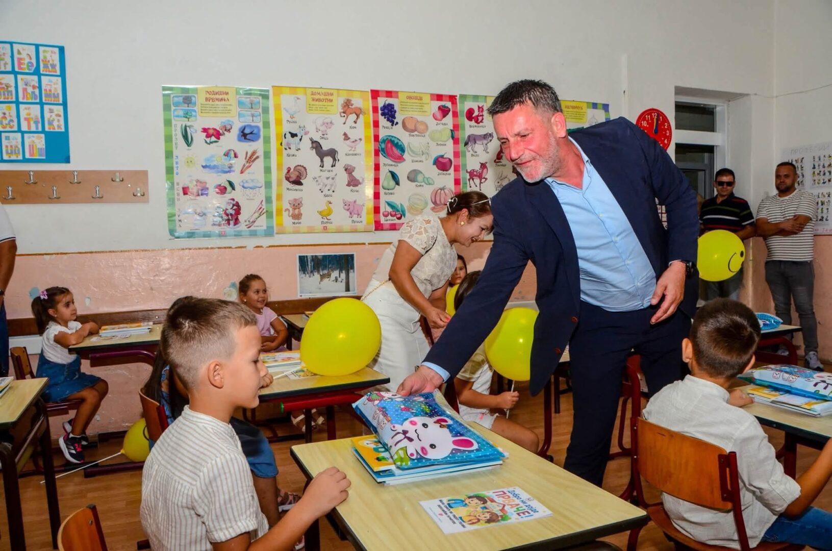 Тоневски им посака успешен почеток на учебната година на учениците во Пробиштип