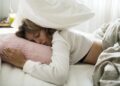 Ви се спие порано откако деновите се скратија? Еве што се случува во организмот