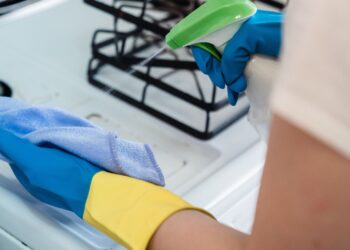 Маснотијата на кујнските ормари може да се исчисти за неколку минути – проверете ја површината пред да почнете