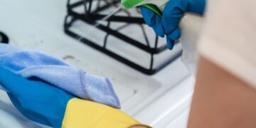 Маснотијата на кујнските ормари може да се исчисти за неколку минути – проверете ја површината пред да почнете