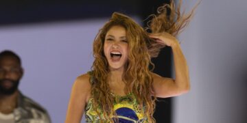 Шакира ја пречека Дуа Липа на сцената во Мадрид: „Некој треба да ме штипне“