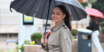 Мантил и фармерки со впечатлив пресврт: Загрепчанка покажа како да ги носите со каубојски чизми