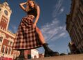 ФОТО | Со години беше симбол на училишните униформи: Карираното здолниште повторно ја освојува есенската мода