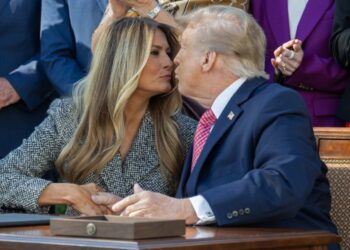 Трамп се доближи да ја бакне Меланија, таа ја сврте главата: Снимката предизвика поделени реакции