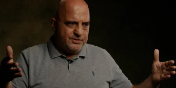 ВИДЕО | Го преживеал разорниот цунами во Тајланд: „Бунгаловот почна да се тресе, а следниот миг бев во водата“