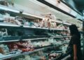 Како побрзо да го одмрзнете месото: Едноставен метод со ладна вода и едно важно правило