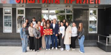 Проданоски доби рачно изработено македонско знаме од учениците на „Ѓорче Петров“ во пресрет на 11 Октомври