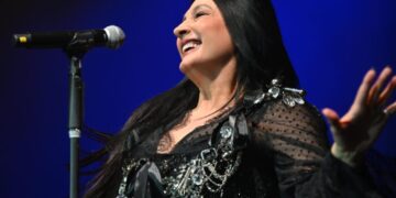 „И кога мене ќе ме нема, сакам да ме паметите по оваа песна“: Калиопи прослави 50 години на сцената пред полна Арена